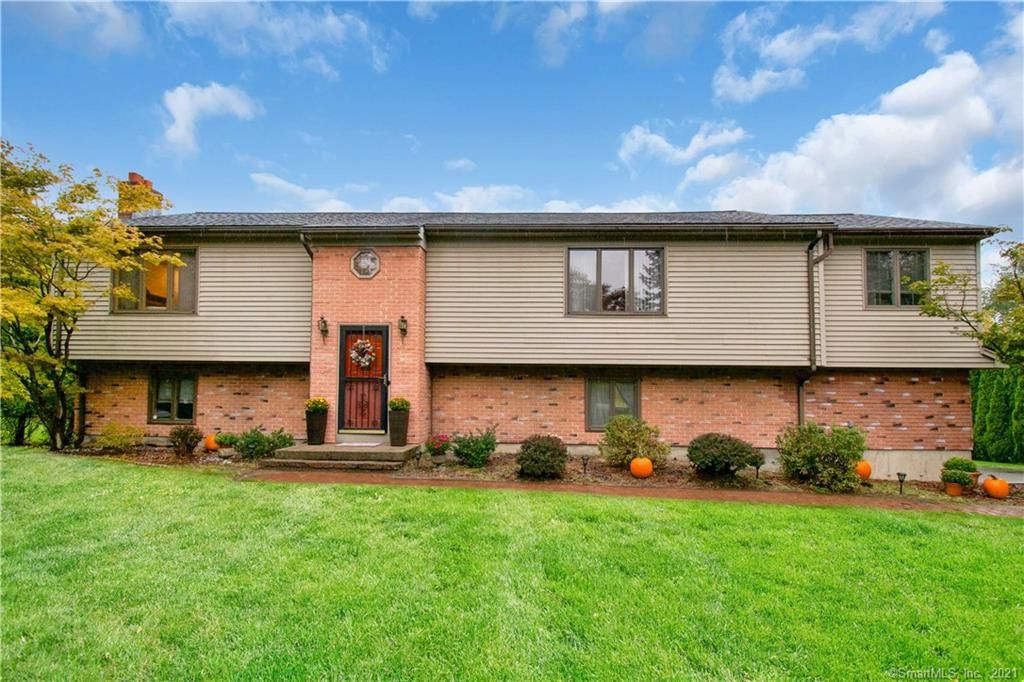 230 N Maple St, Enfield, CT 06082