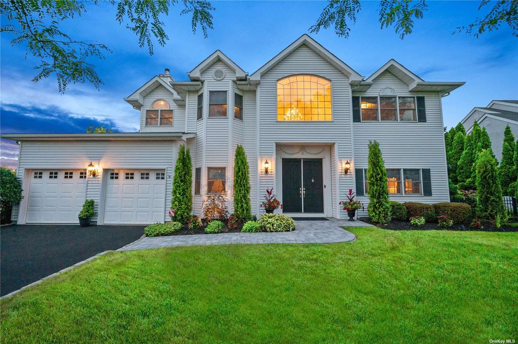 149 Pace Dr S, West Islip, NY 11795