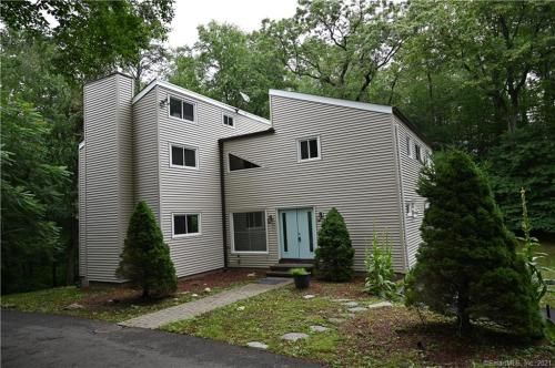 59 Ledgewood Dr, North Branford, CT 06471