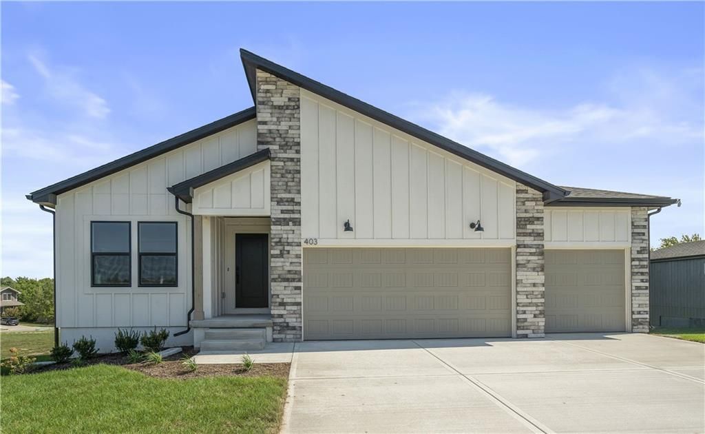 410 Woodview Dr, Raymore, MO 64083