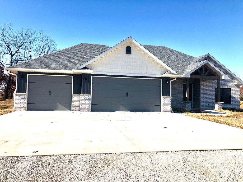5106 Young Ln, Jefferson City, MO 65101