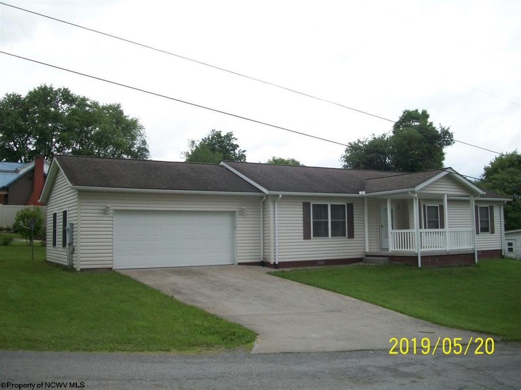 11 Hoff St, Belington, WV 3 Bed, 2 Bath SingleFamily Home 13