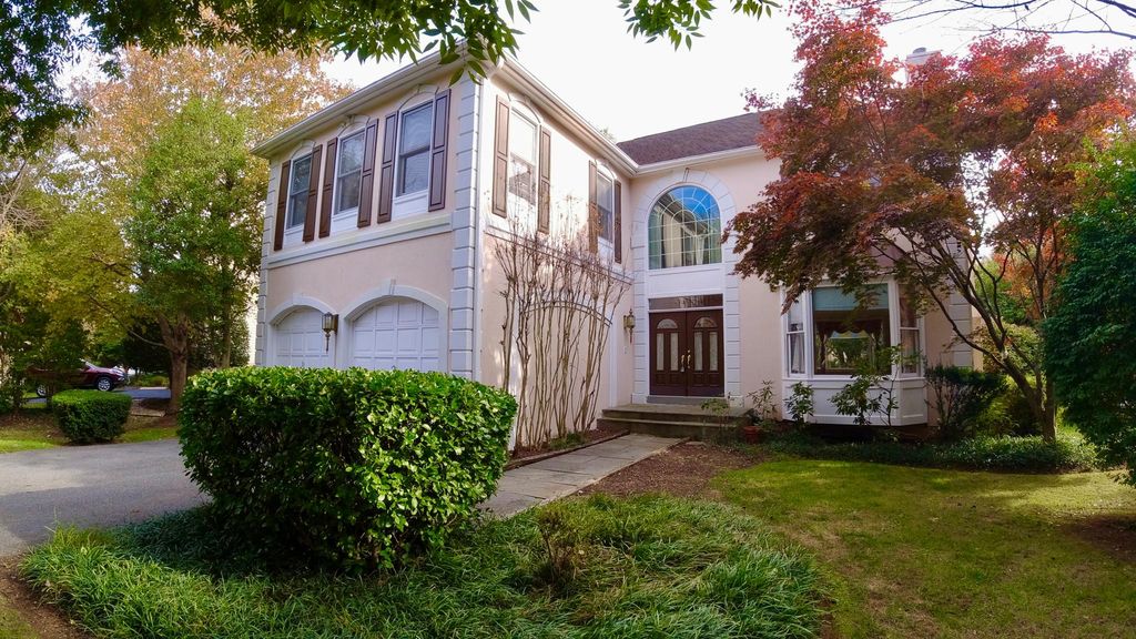 9412 Spruce Tree Cir, Bethesda, MD 20814