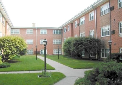 2353 W Jarvis Ave #2F, Chicago, IL 60645