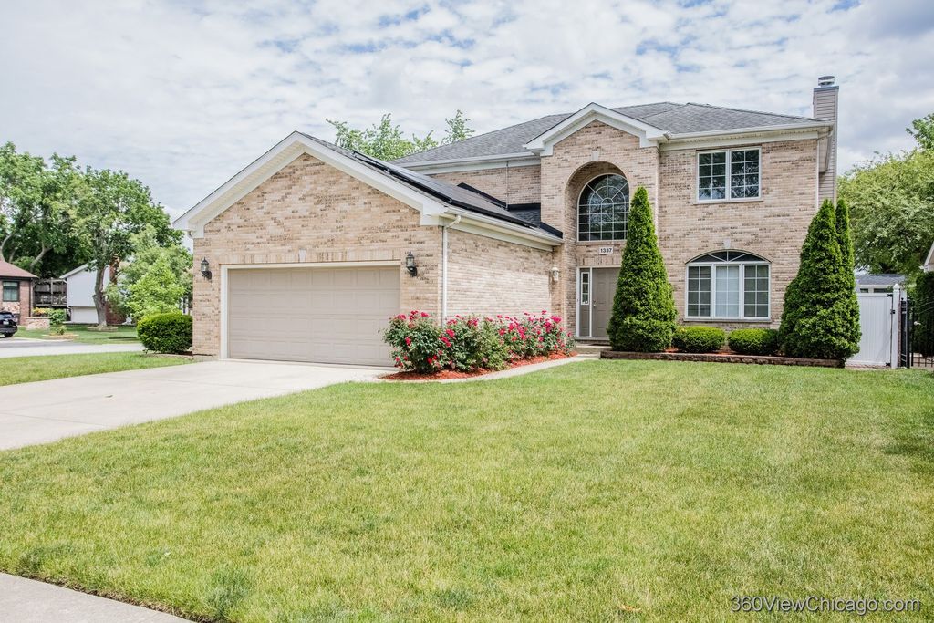 1337 W Meyer Dr, Addison, IL 60101