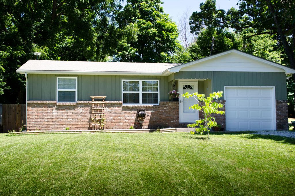 2312 N  Robberson Ave, Springfield, MO 65803
