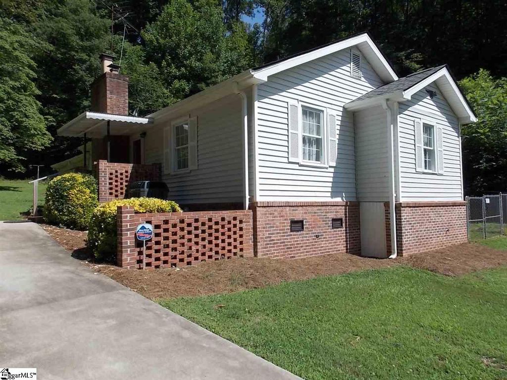 3177 Pumpkintown Hwy, Pickens, SC 2 Bed, 2 Bath SingleFamily Home