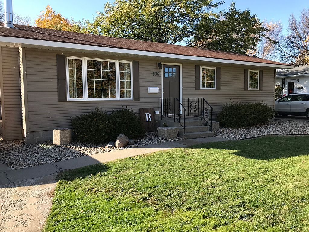 806 S 21st St, Grand Forks, ND 58201