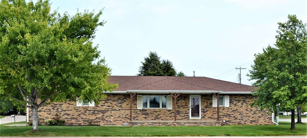 1212 E 39th St, Kearney, NE 68847