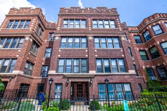 560 W Roscoe St #2W, Chicago, IL 60657