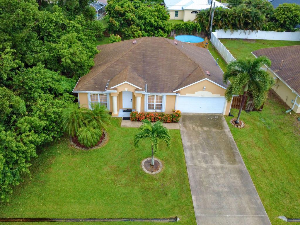4511 NW Glazbrook Street, Port Saint Lucie, FL 34983