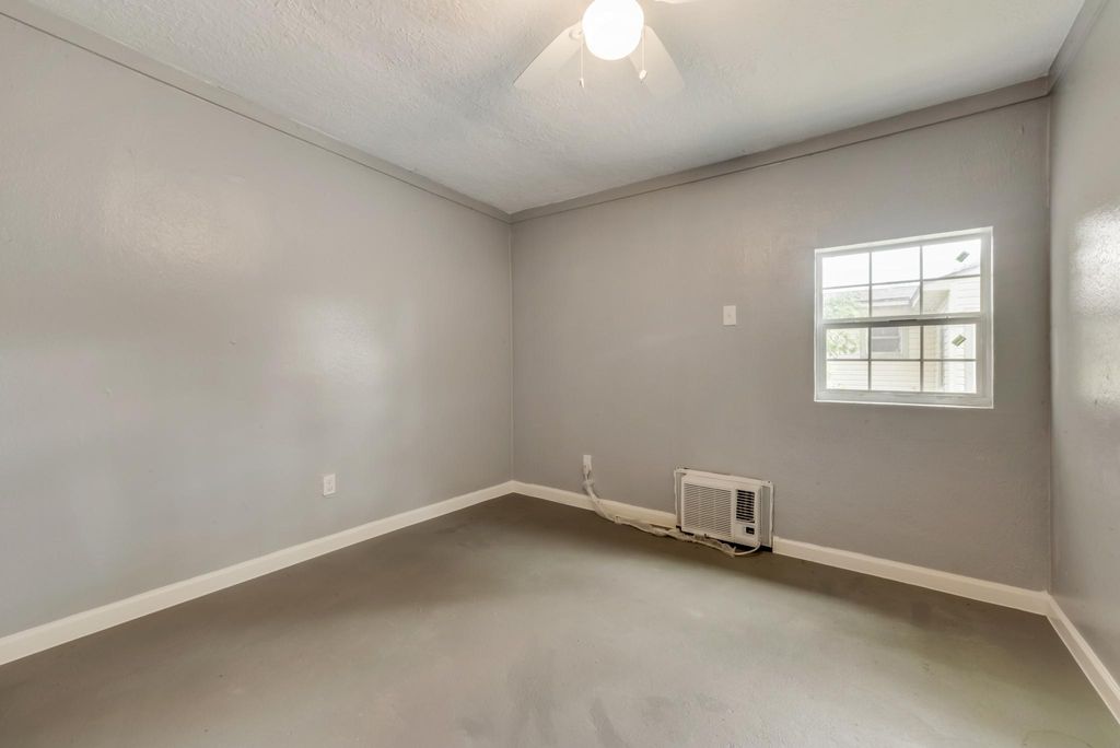 302 W 8th St #1, Freeport, TX 77541