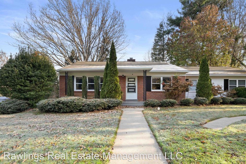175 Lakeshore Dr #B, Asheville, NC 28804
