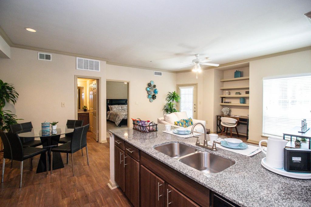 504 Highway 332, Lake Jackson, TX 77566