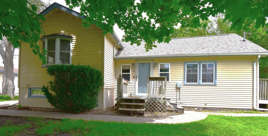 1016 4th St, La Porte City, IA 50651