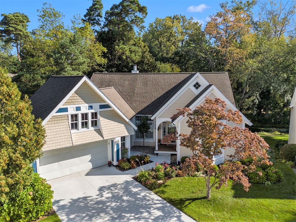 975 Sunflower Ct, Holland, MI 49424