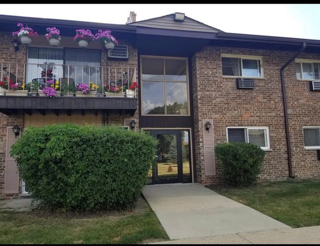 808 E Old Willow Rd #105, Prospect Heights, IL 60070