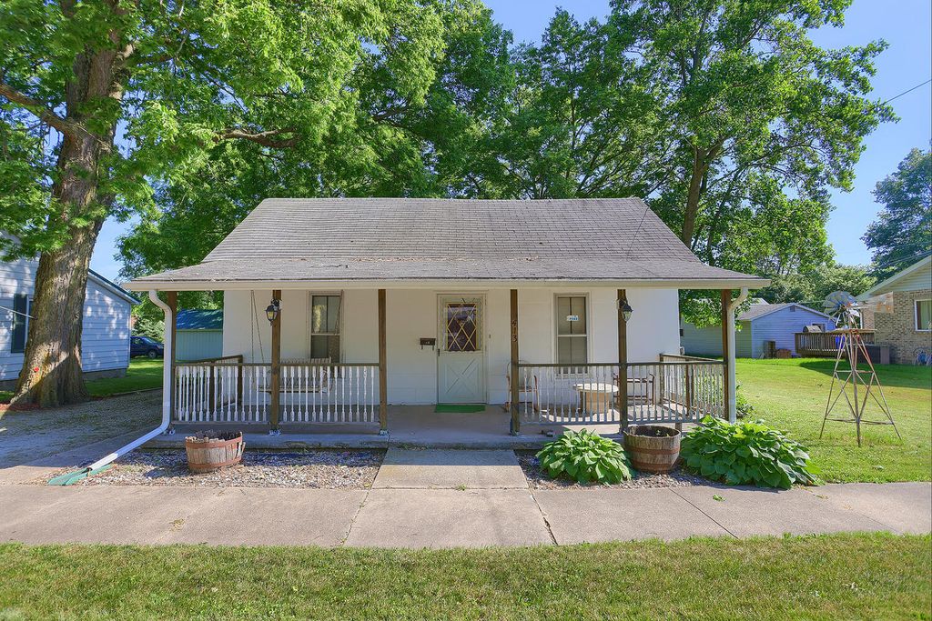 413 E Marion St, Monticello, IL 61856