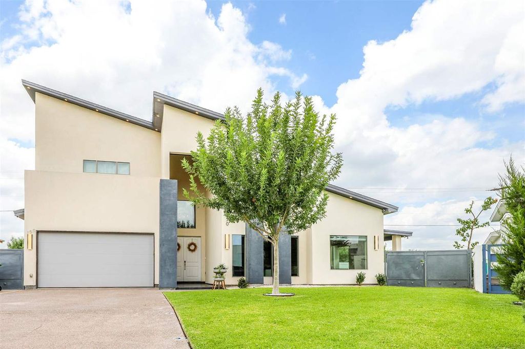150 Lake Carnegie Ct, Laredo, TX 78041