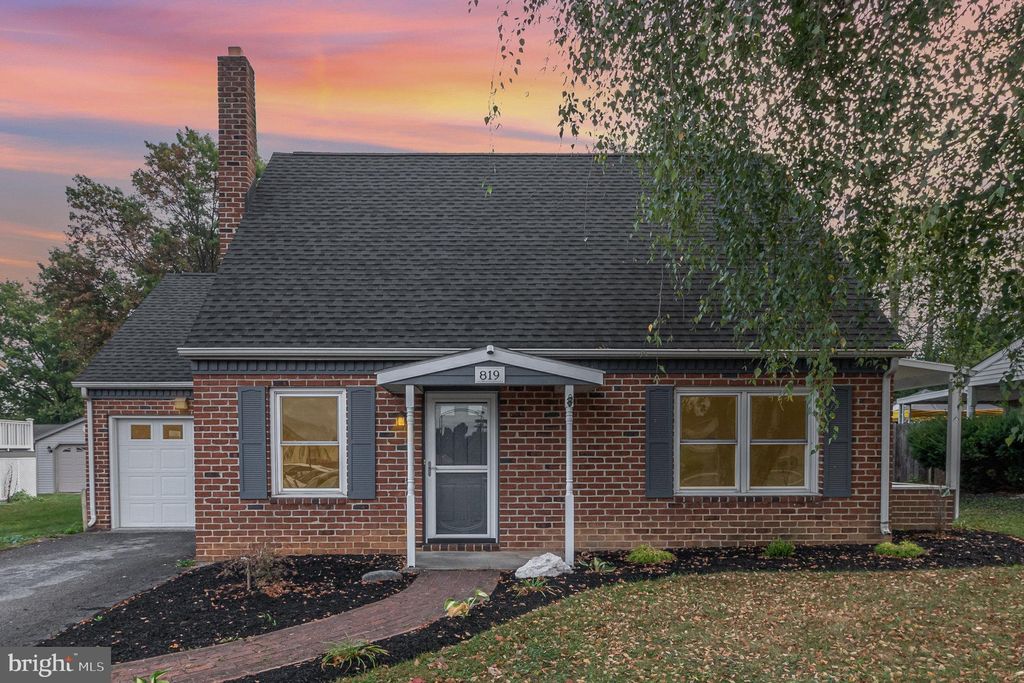819 Long Ln, Chambersburg, PA 17201