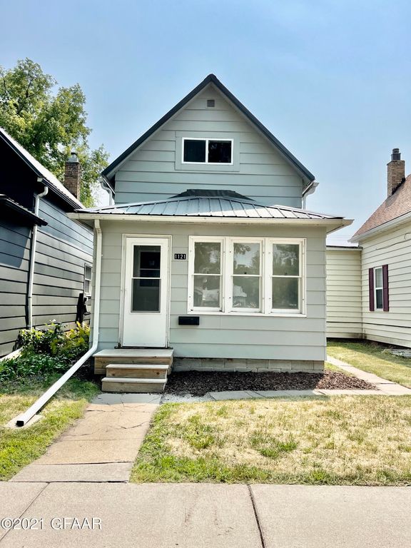 1121 2nd Ave N, Grand Forks, ND 58203