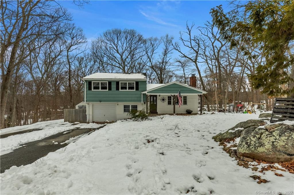 23 Norman Dr, Gales Ferry, CT 06335