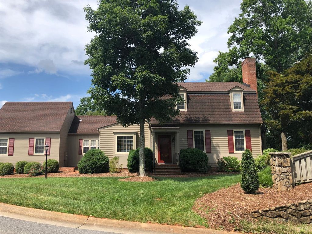 201 Saint James Pl, Lynchburg, VA 3 Bed, 3 Bath Condo 15 Photos