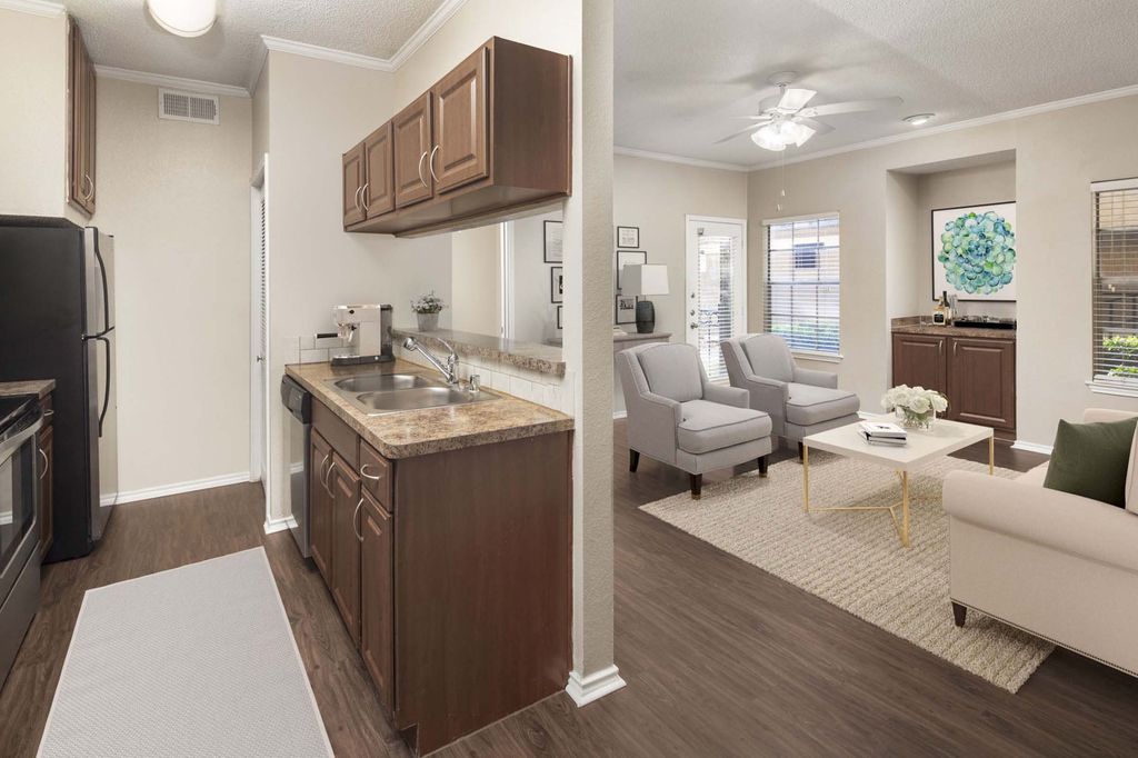 101 Cimarron Trl, Irving, TX 75063