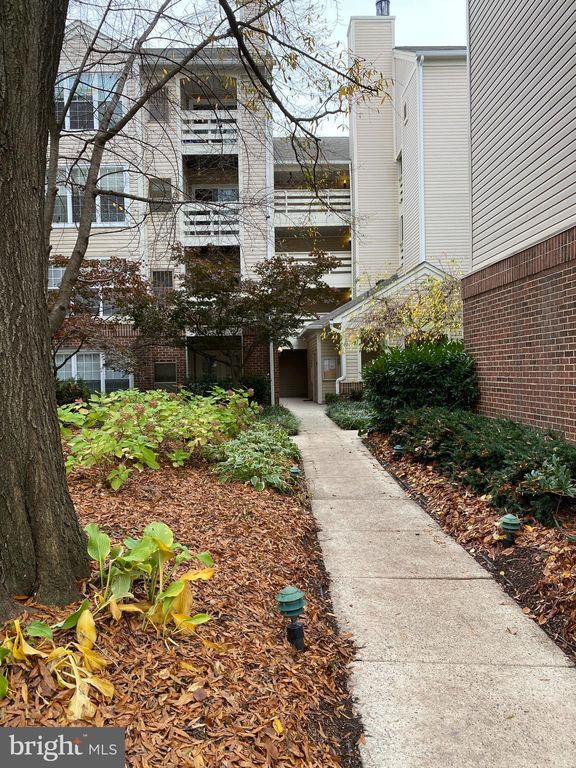 240 S Reynolds St #208, Alexandria, VA 22304