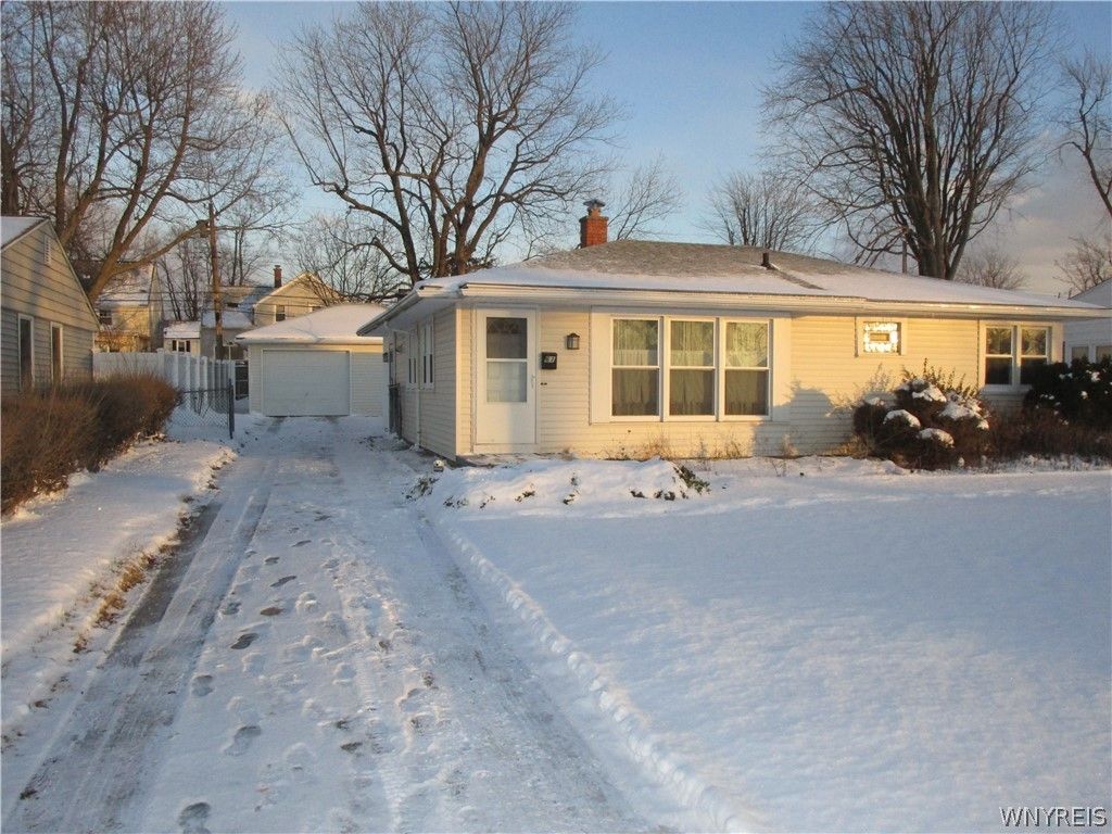 61 Mapleview Dr, Amherst, NY 14226