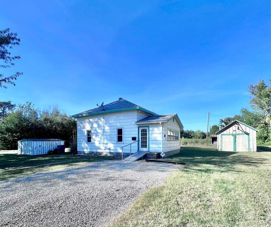 652 W 3rd St, Eureka, KS 67045 See Est. Value, Schools & More