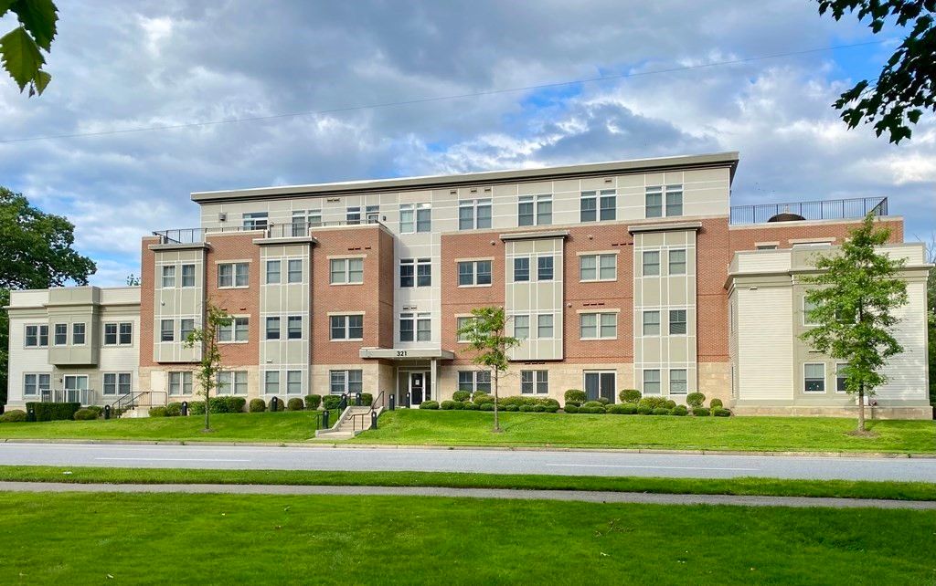 321 Hammond Pond Pkwy #401, Brookline, MA 02467