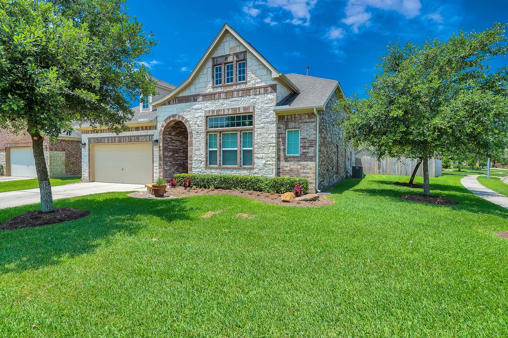 10119 Winding Creek Ln, Brookshire, TX - 4 Bed, 2 Bath Single-Family