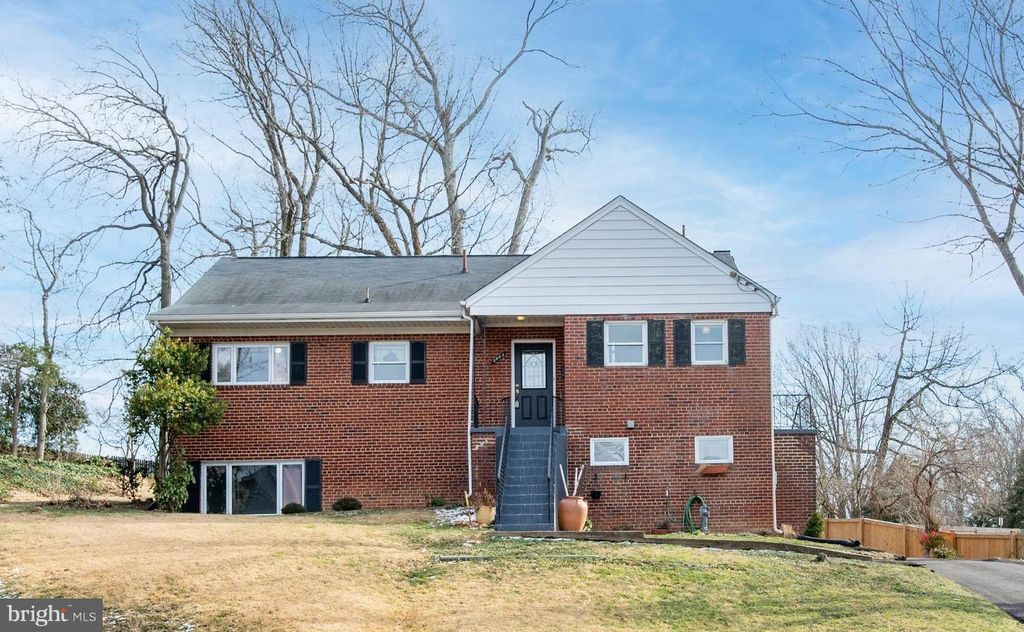 3063 Valley Ln, Falls Church, VA 22044