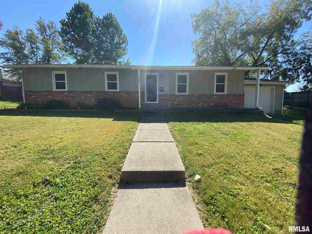 425 W Washington Ave, Lewistown, IL 61542