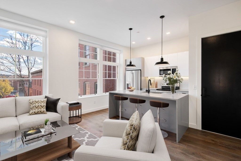 2 Derby Sq #206, Salem, MA 01970