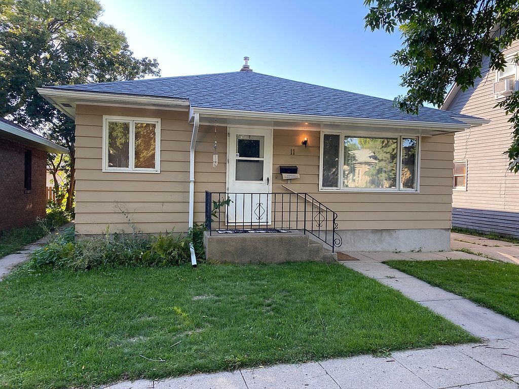 11 6th St NE, Watertown, SD 57201