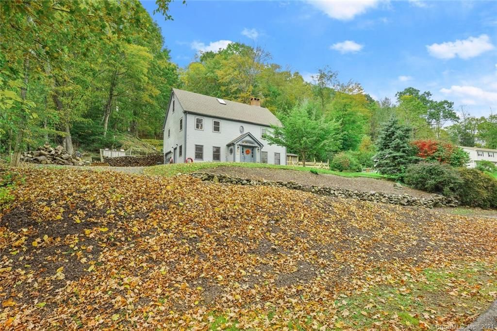 9 Scenic View Dr, Newtown, CT 06470