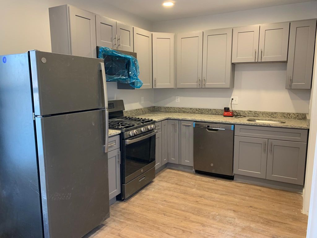 8 Lawton Pl, Waltham, MA 02453