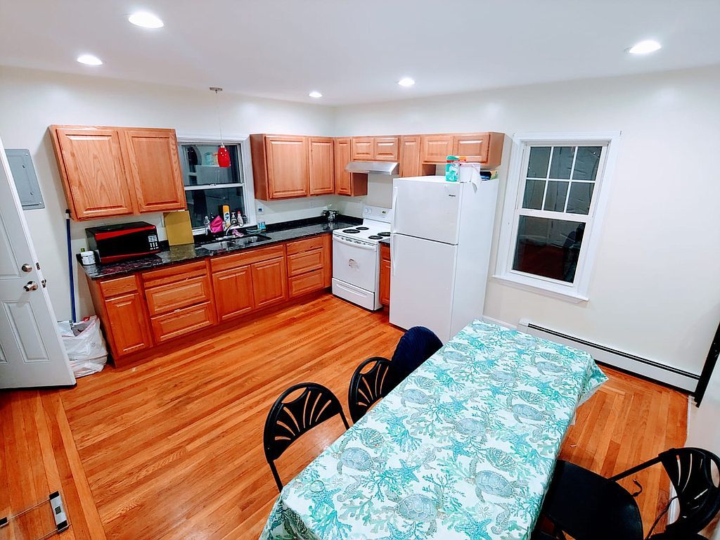 71 Pine St, Pawtucket, RI 02860 7 Bed, 2 Bath SingleFamily Home 13