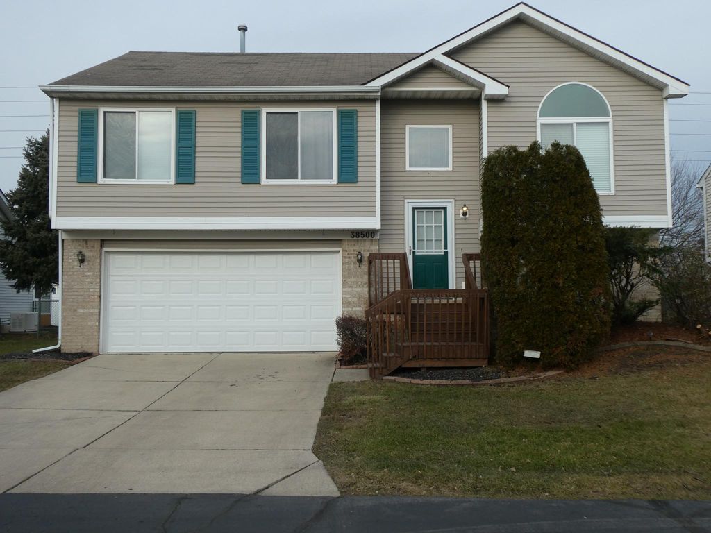 38500 Nellie Ln, Westland, MI 48186