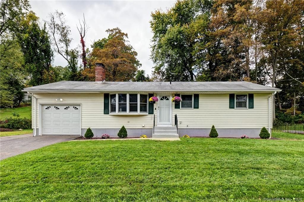 59 Willow Bee Ln, Middletown, CT 06457