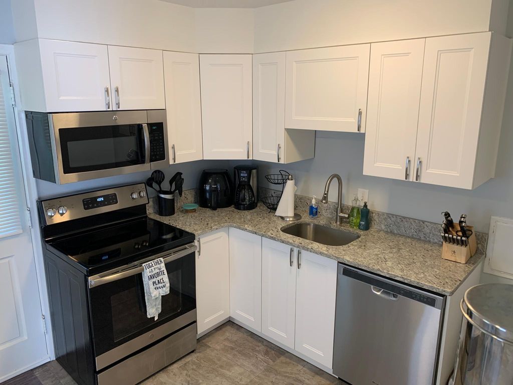 390 Parkview Dr, Plymouth, MI 48170
