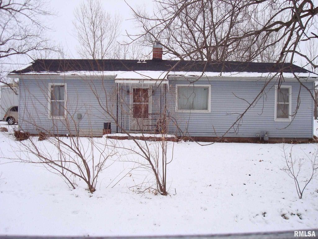 210 Elm St, Augusta, IL 62311