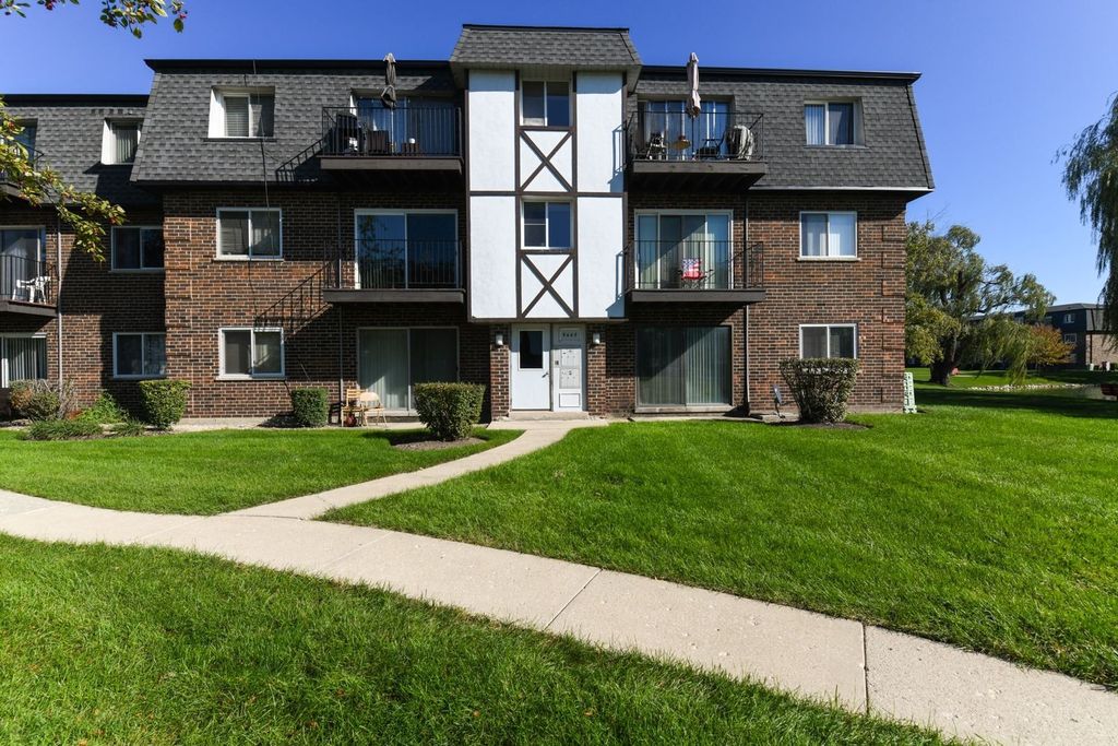 9443 Bay Colony Dr #3S, Des Plaines, IL 60016