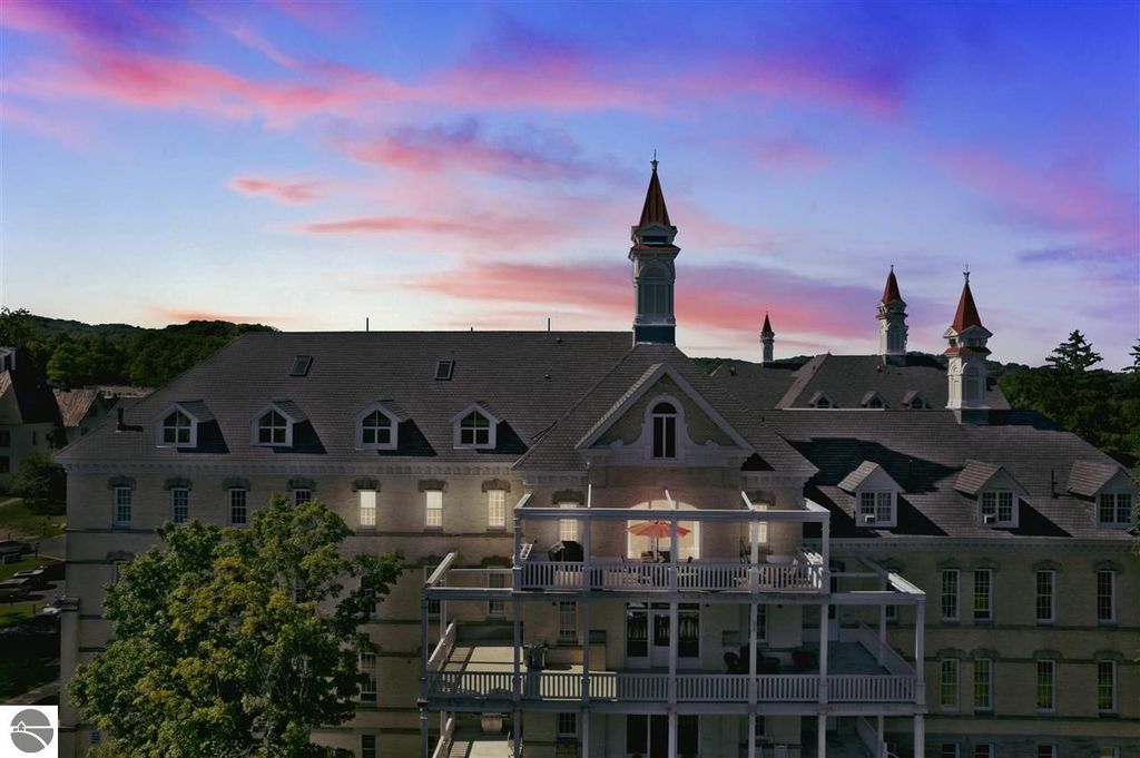 830 Cottageview Dr #402, Traverse City, MI 49684