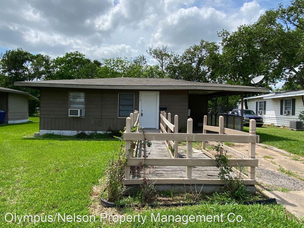 119 Oak Dr, Lake Jackson, TX 77566