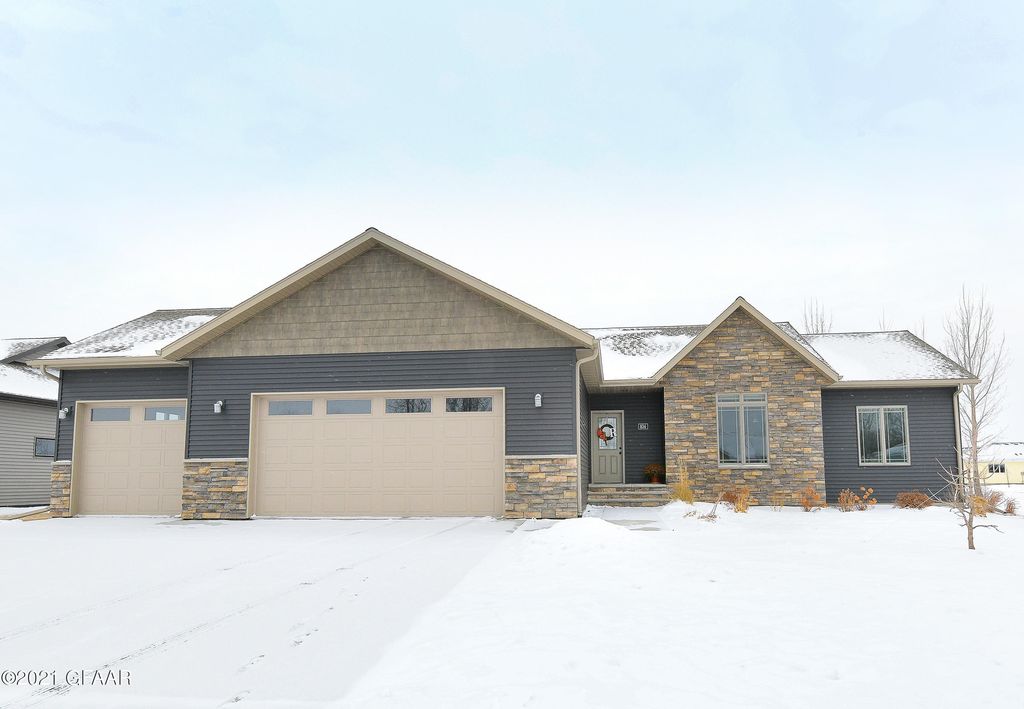 834 13th St SE, East Grand Forks, MN 56721