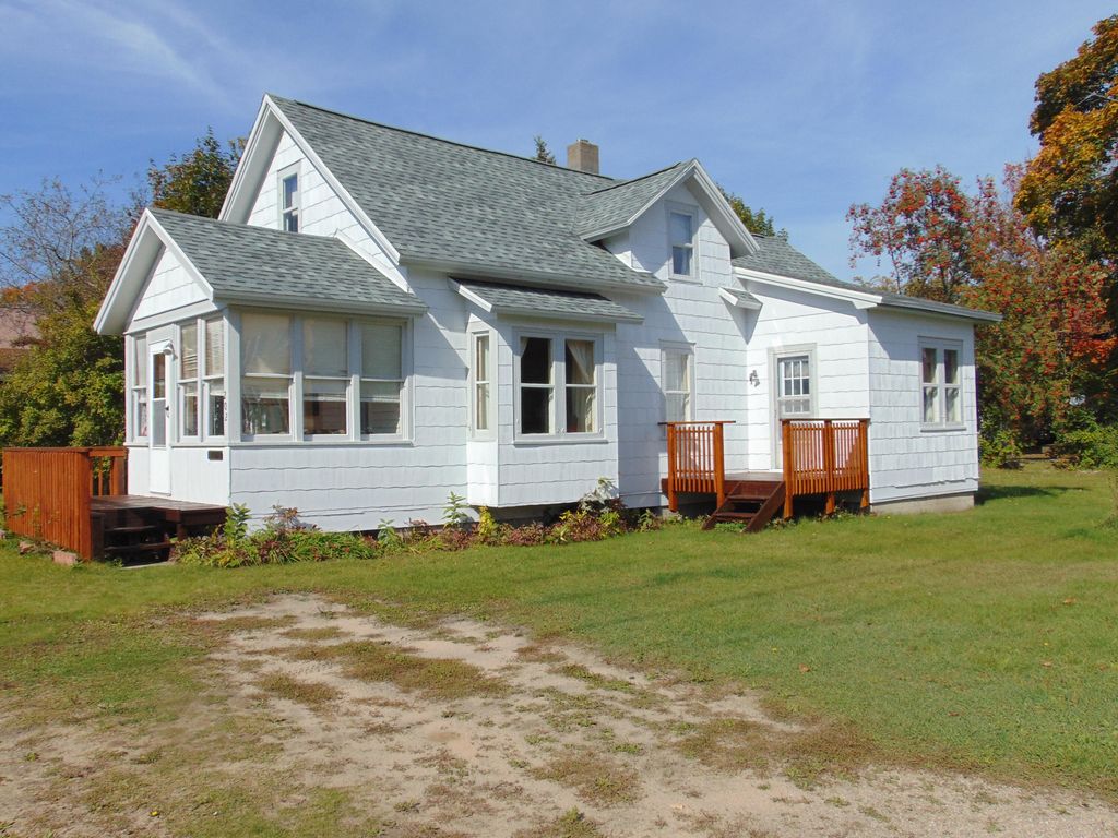 202 W Avenue B, Newberry, MI 49868
