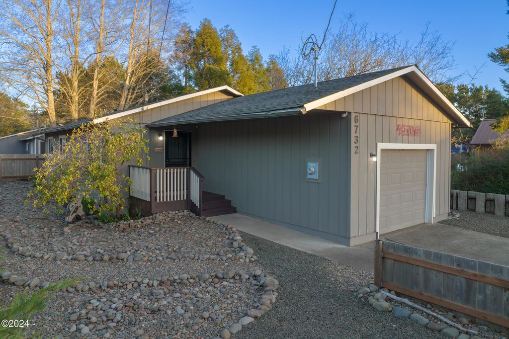 6732 SW Galley Ave, Lincoln City, OR 97367